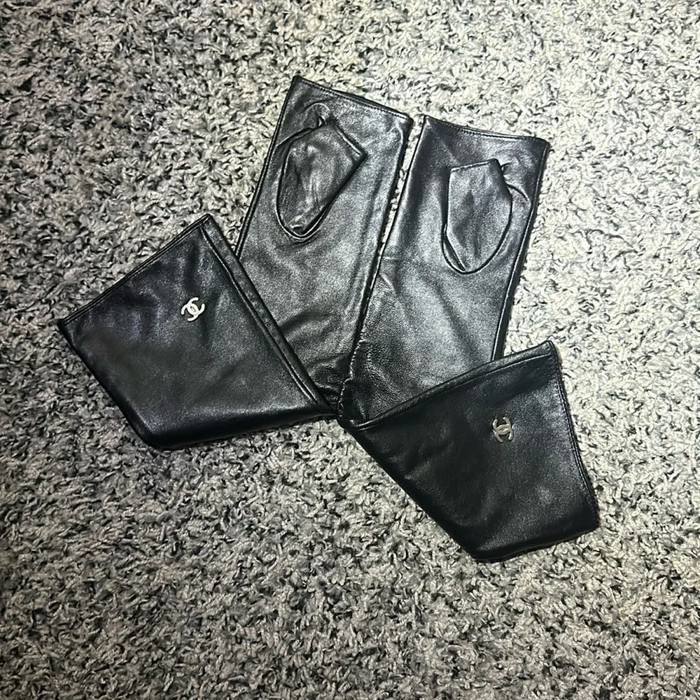 Woman’s Black extra-long leather Chanel fingerless gloves. In great condition!
